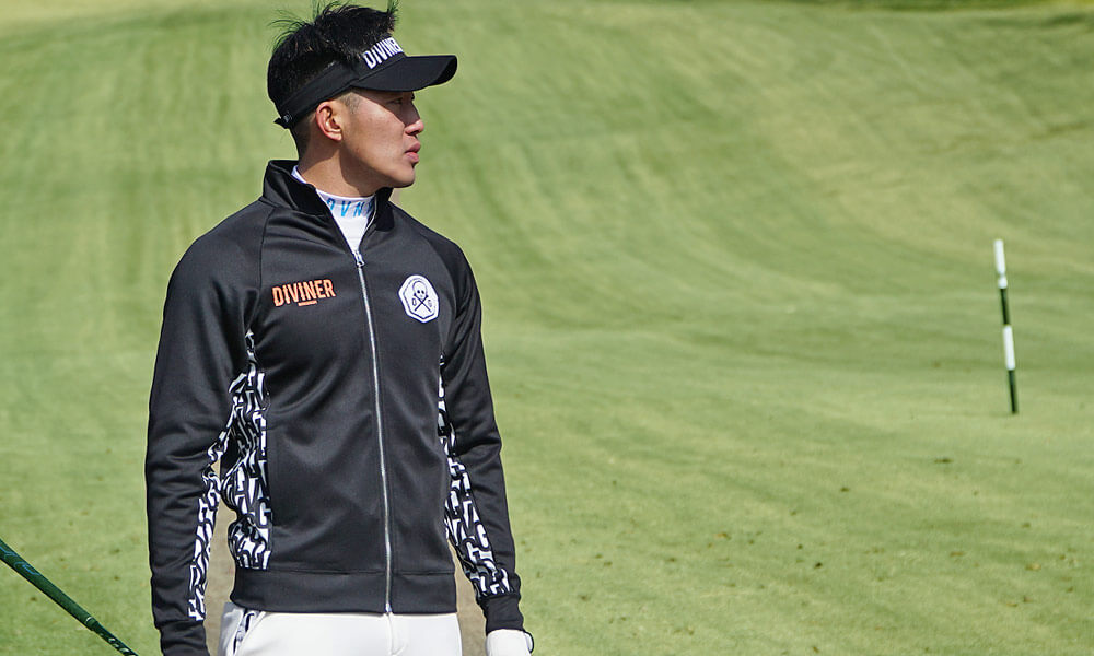 トップスのカラーと合わせる