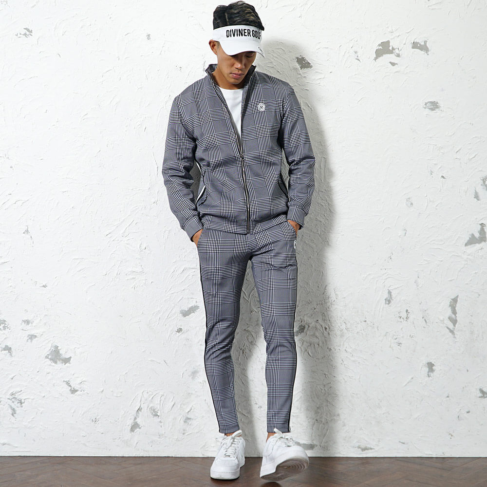 トップスのカラーと合わせる