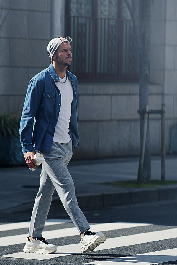 デニムシャツ全身1