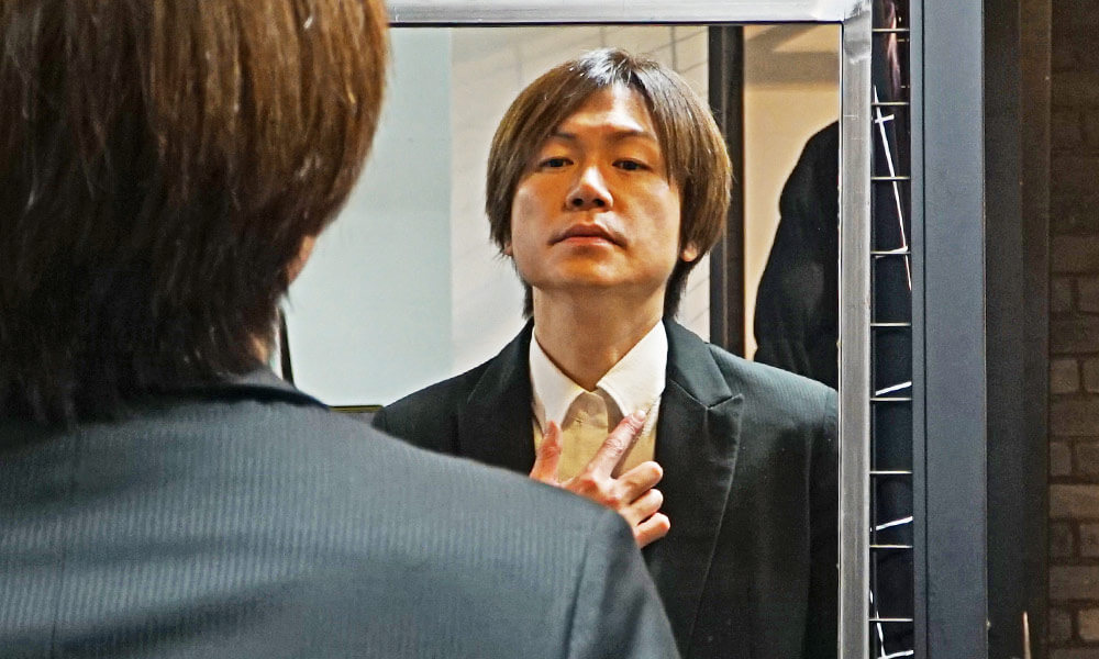 鏡を見つめる城咲さん