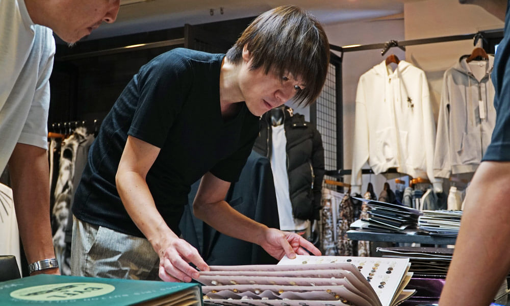 ボタンを選ぶ城咲さん