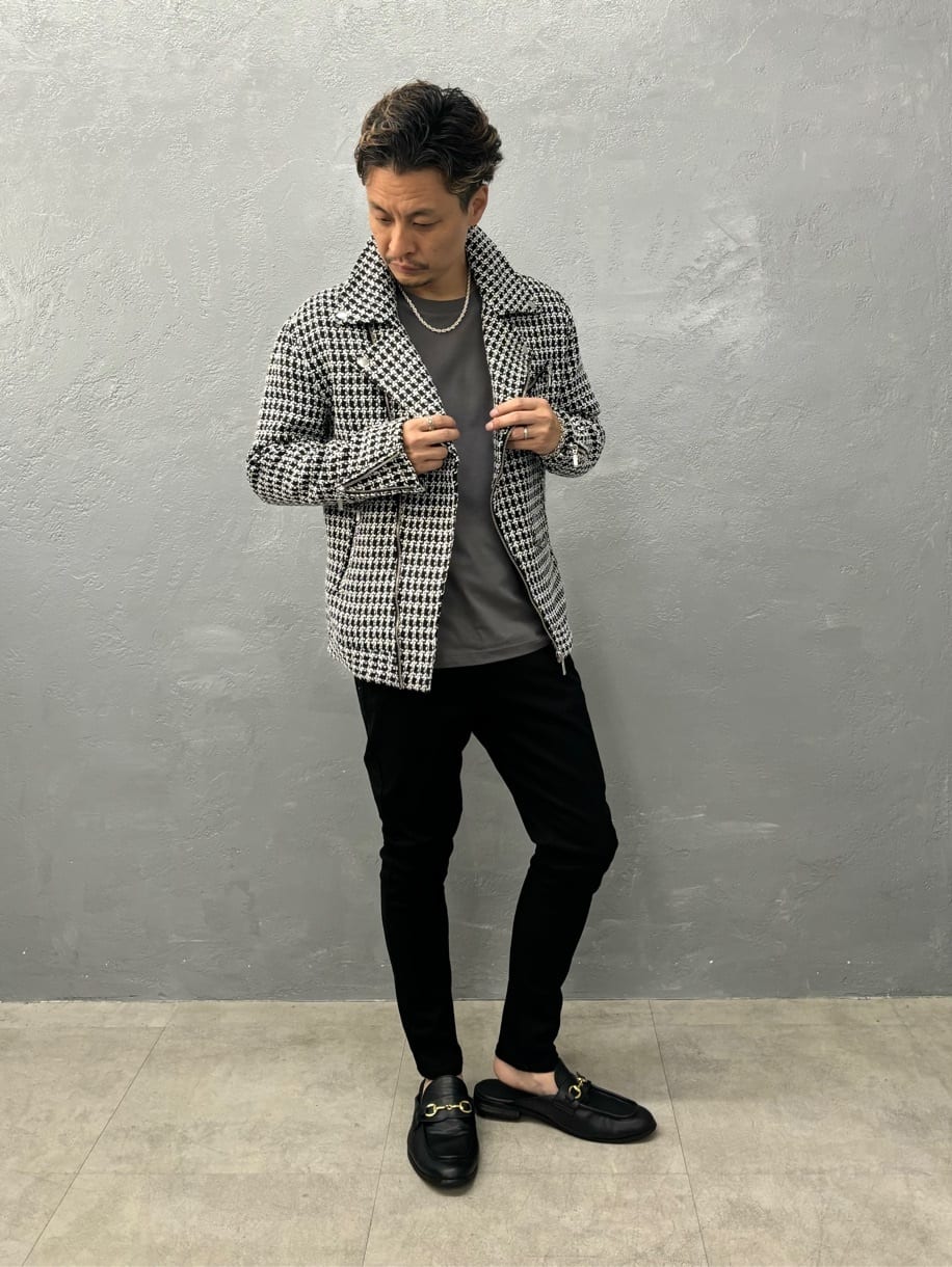 カーディガンとスキニーパンツを合わせたコーデ