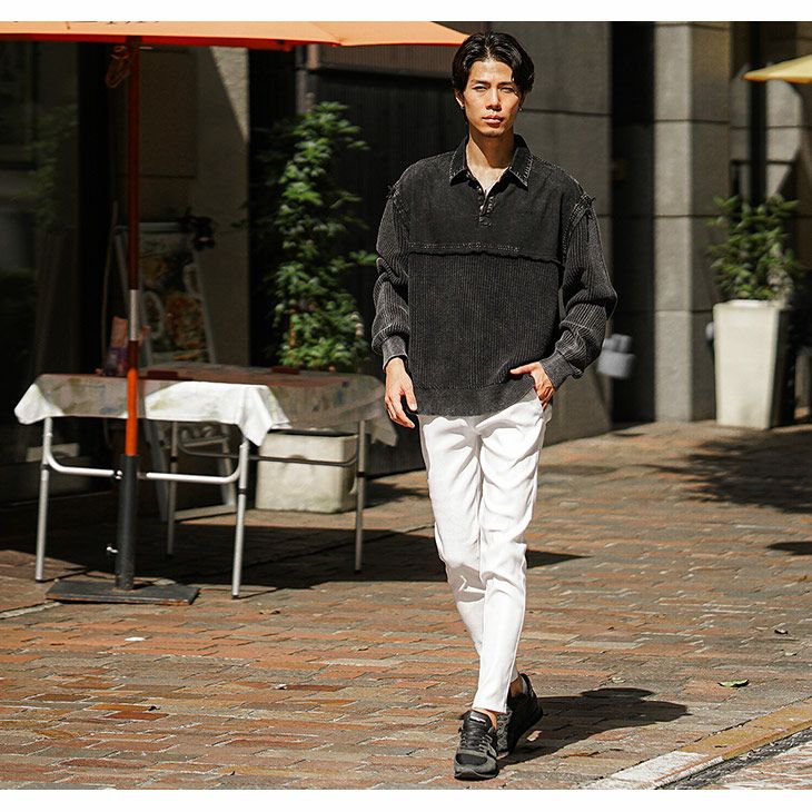 スキニーパンツとパーカーを合したコーデ