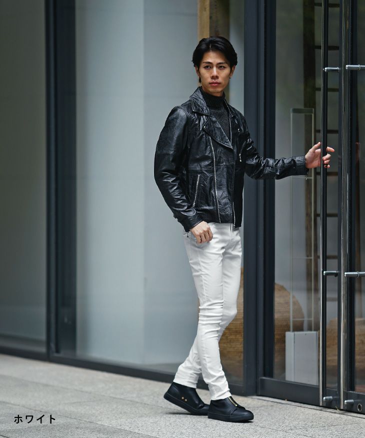 全体をスリムシルエットで着こなすスキニーパンツコーデ