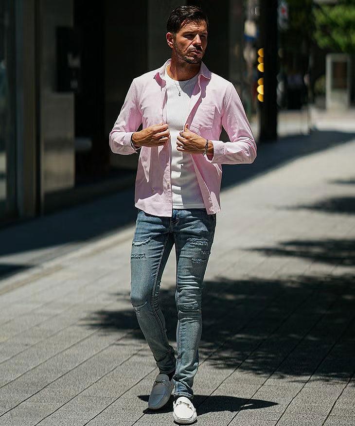 色シャツ×デニムパンツ