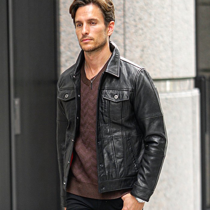 Vネック。シャープさを、さりげなく。