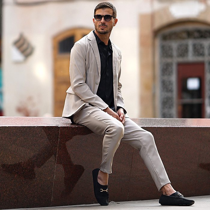 明るめなアイテムと合わせてメリハリを