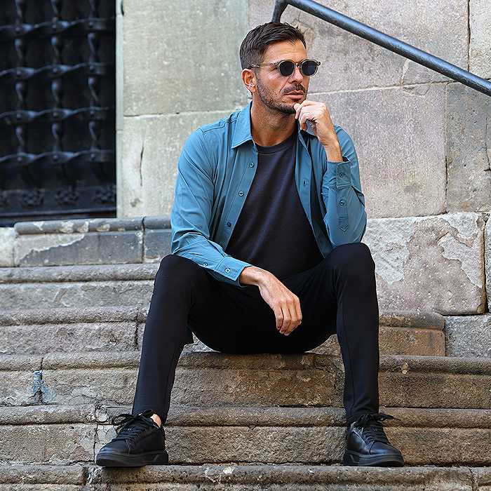 シャツの前開けで爽やかに。