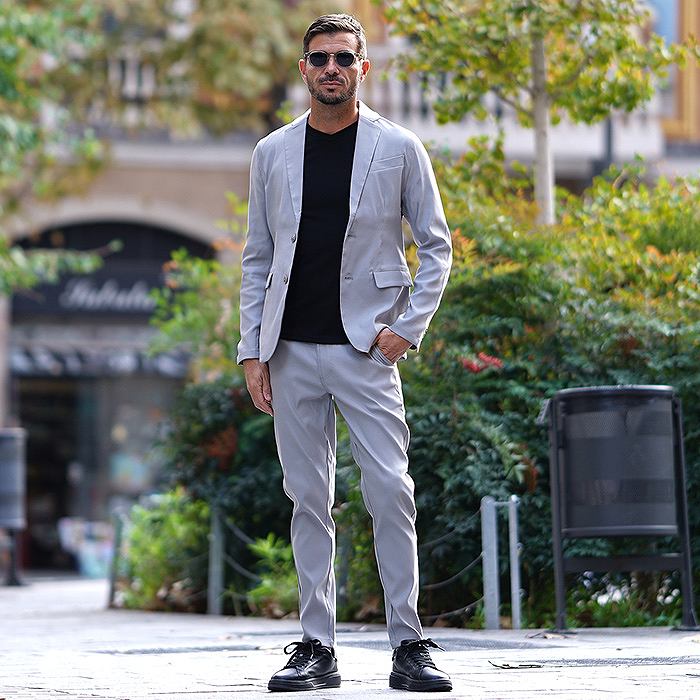 ジャケットセットアップでピシっと。