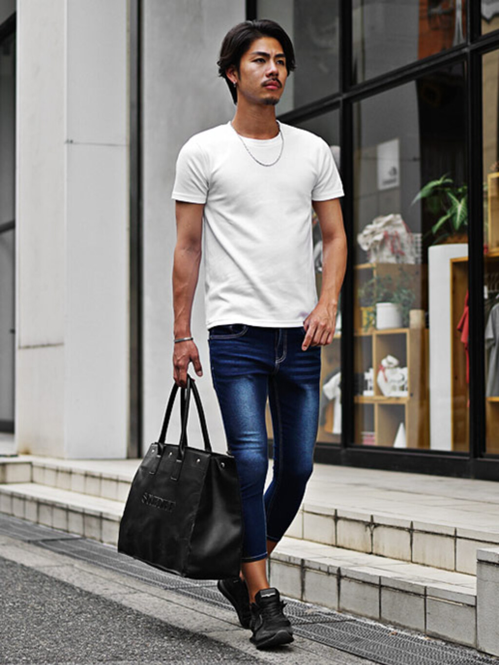 大人の男の無地Tシャツコーデ22選と無難にならない着こなし方法