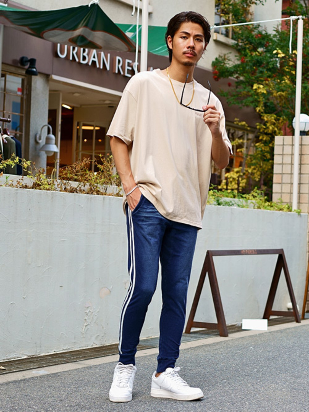 大人の男の無地Tシャツコーデ22選と無難にならない着こなし方法まとめ