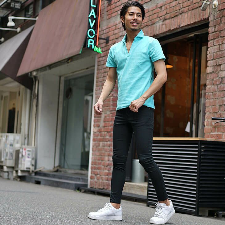 水色のポロシャツコーデ