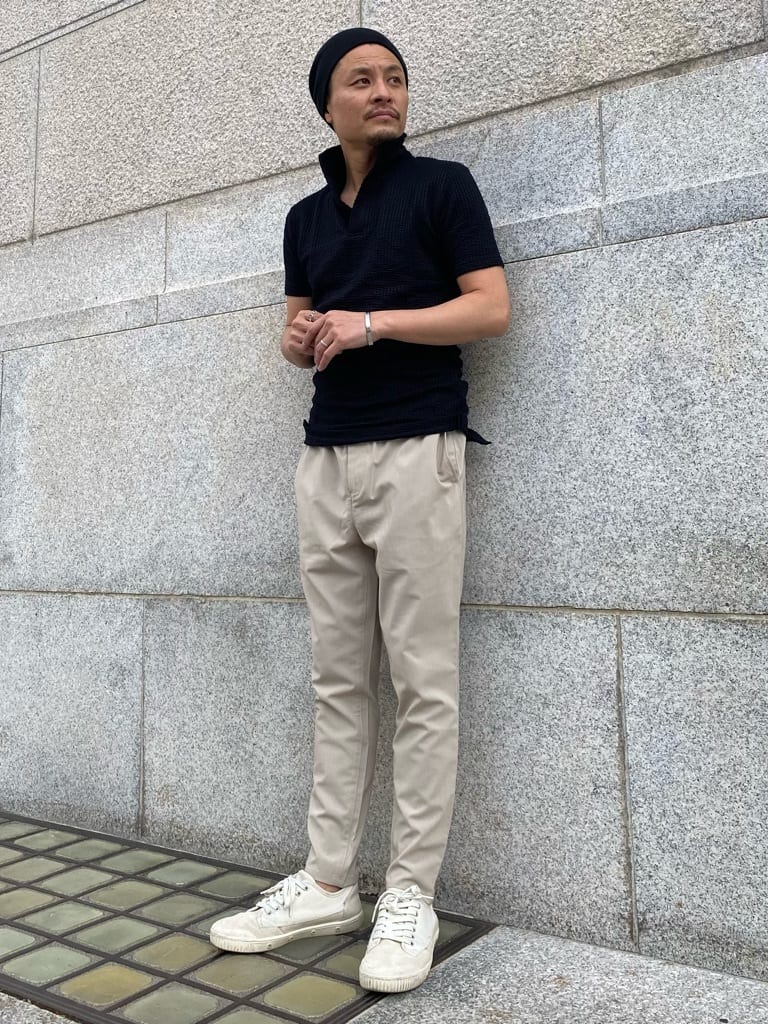 ブラックポロシャツ×ベージュ