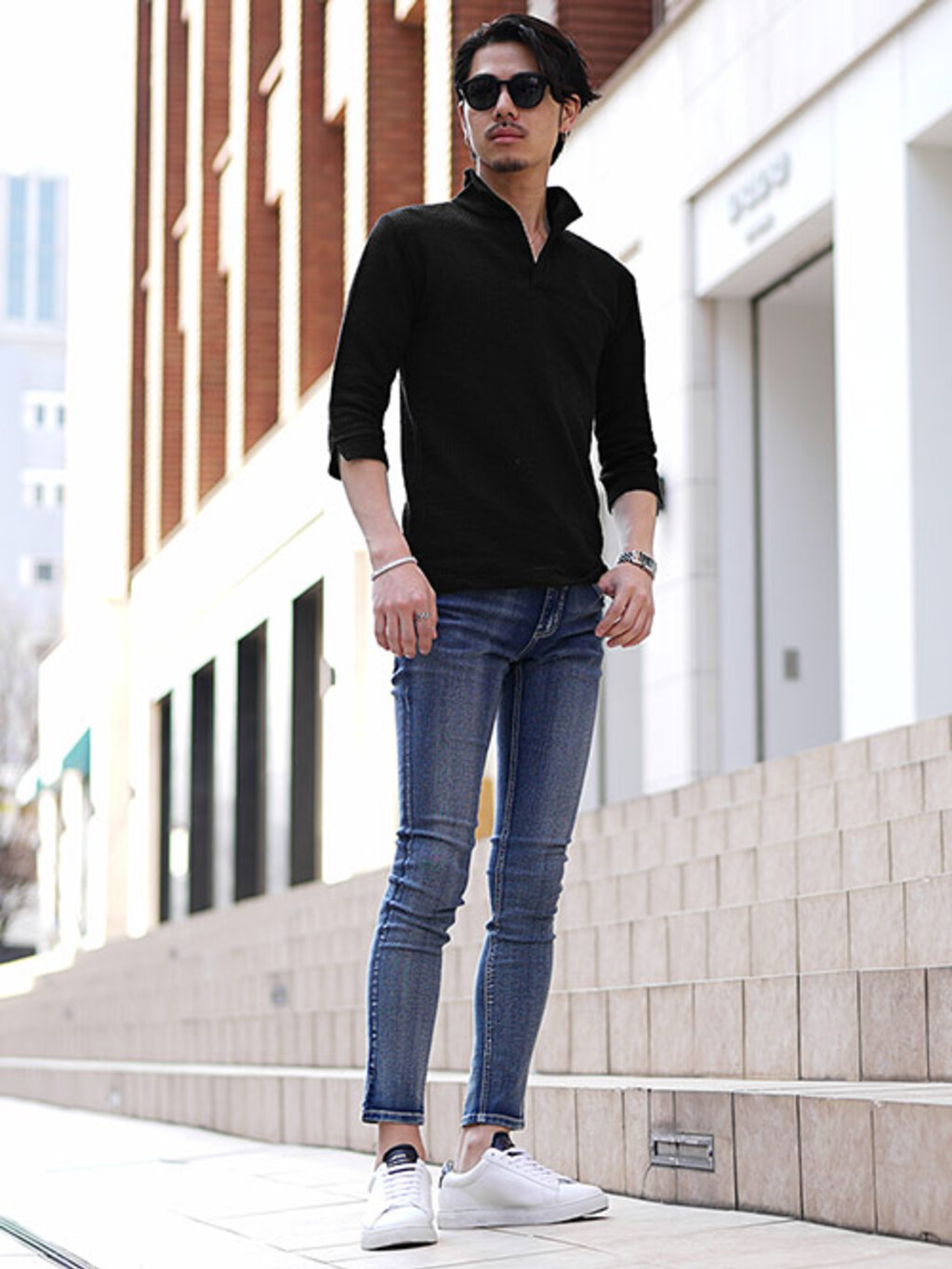 ブラックポロシャツ×デニムパンツ