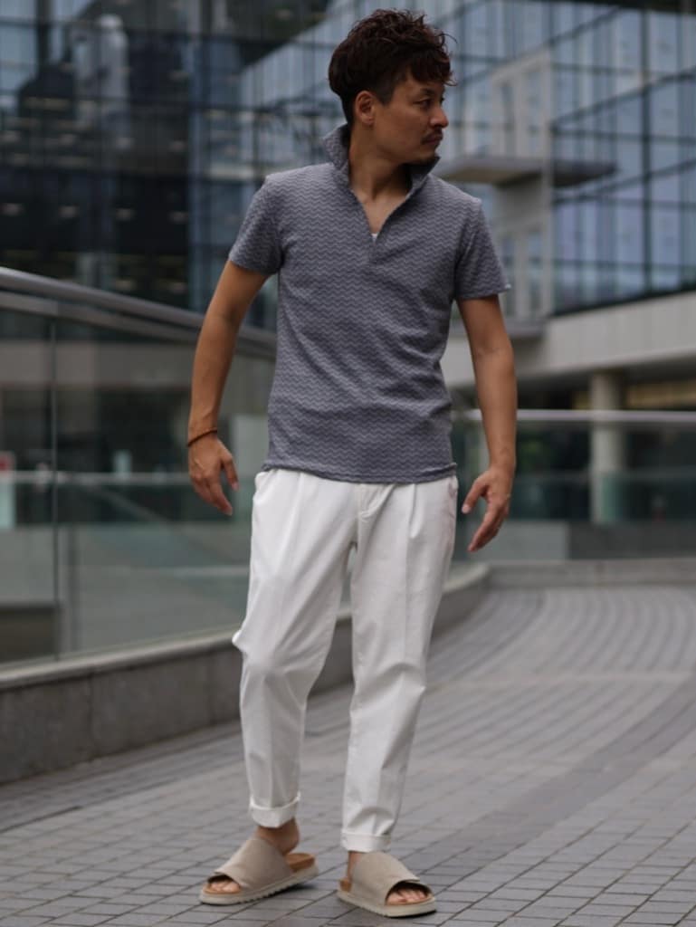 グレーポロ×ホワイトパンツ