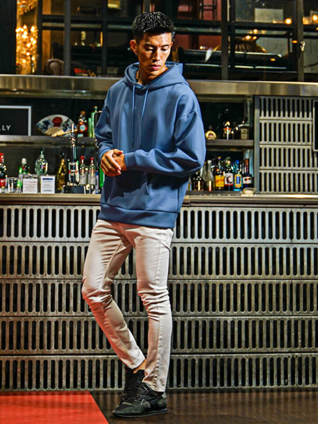 ブルーのパーカー