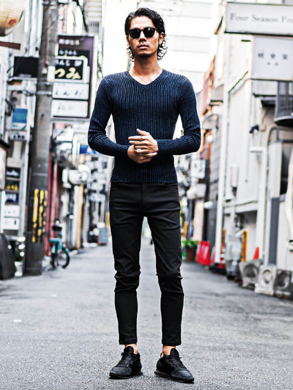 ネイビーのニット