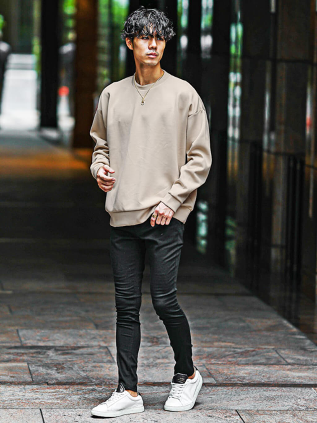 トレンディなオーバーサイジングで仕上げたトレーナーコーデ