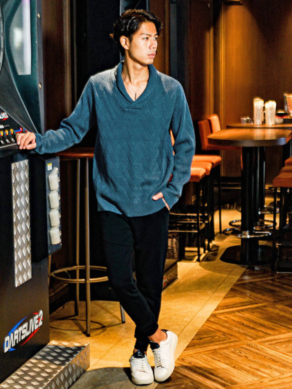 カジュアルなニットも、首元が見えると色っぽく