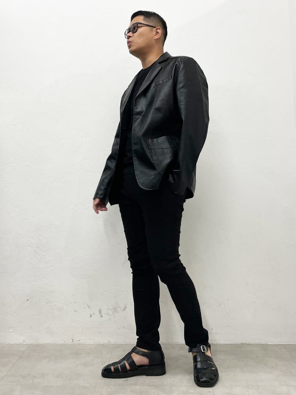 武骨にキマるブラックテーラードレザージャケットで男らしさを強調