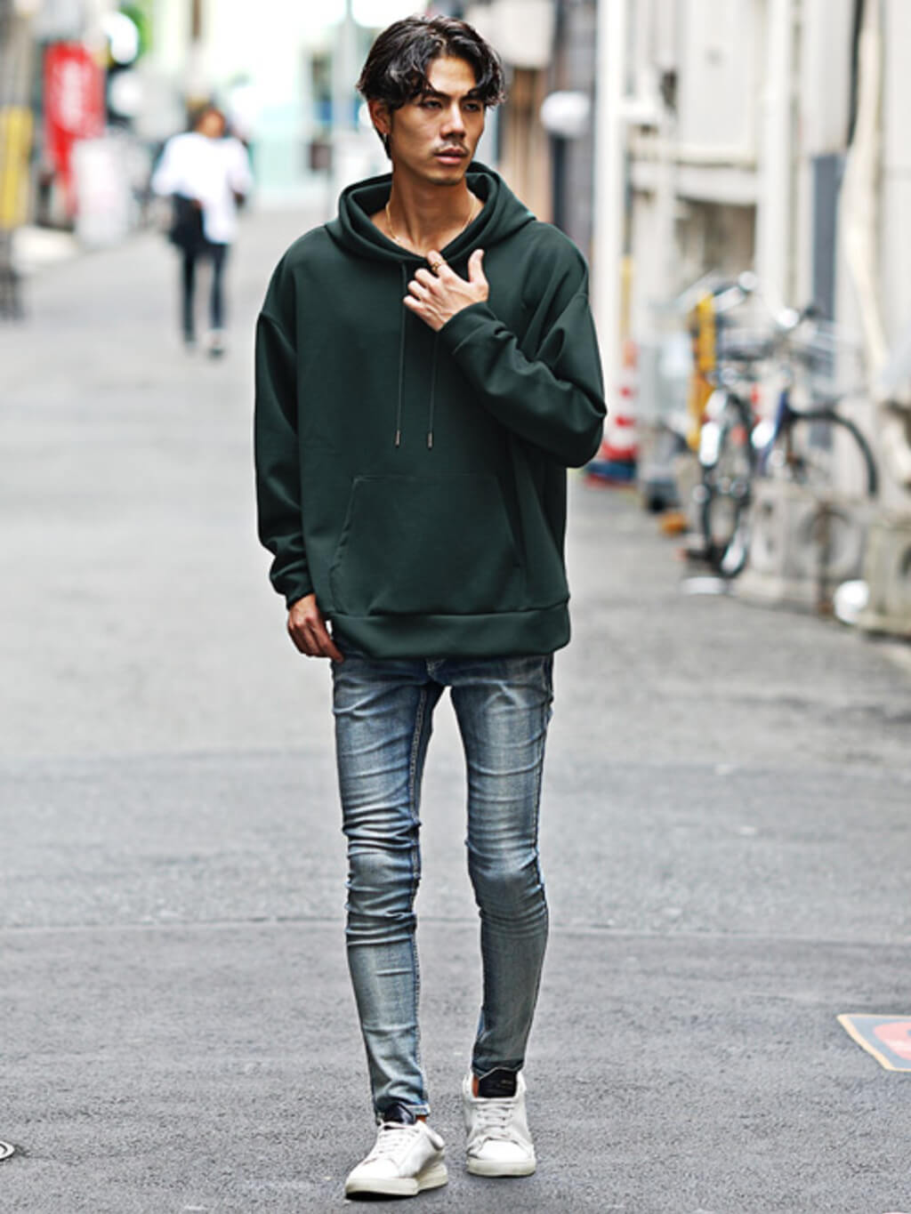 深みのあるグリーンパーカーで秋の訪れを感じさせる