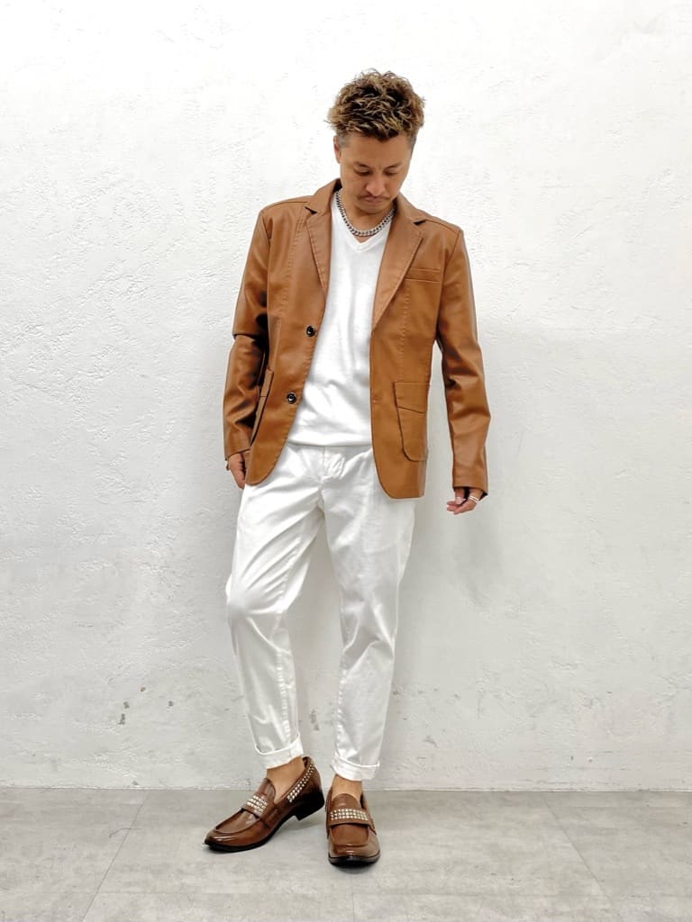 ブラウンジャケットで余裕のある佇まいに