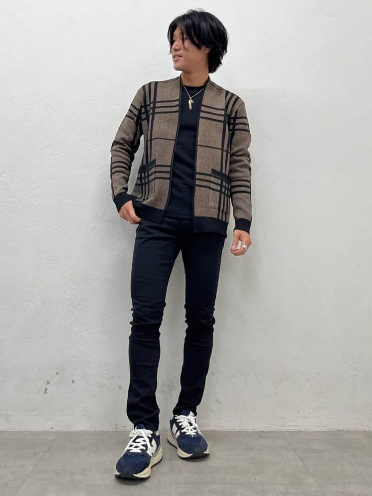 落ち着いたトーンのカーディガンで大人の余裕を