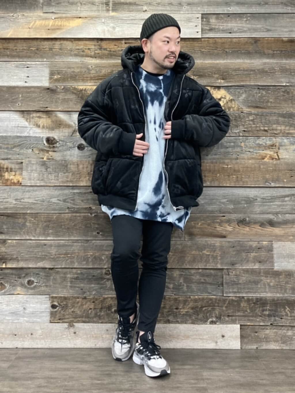 真っ黒コーデにならないようにインナーで遊びを加える