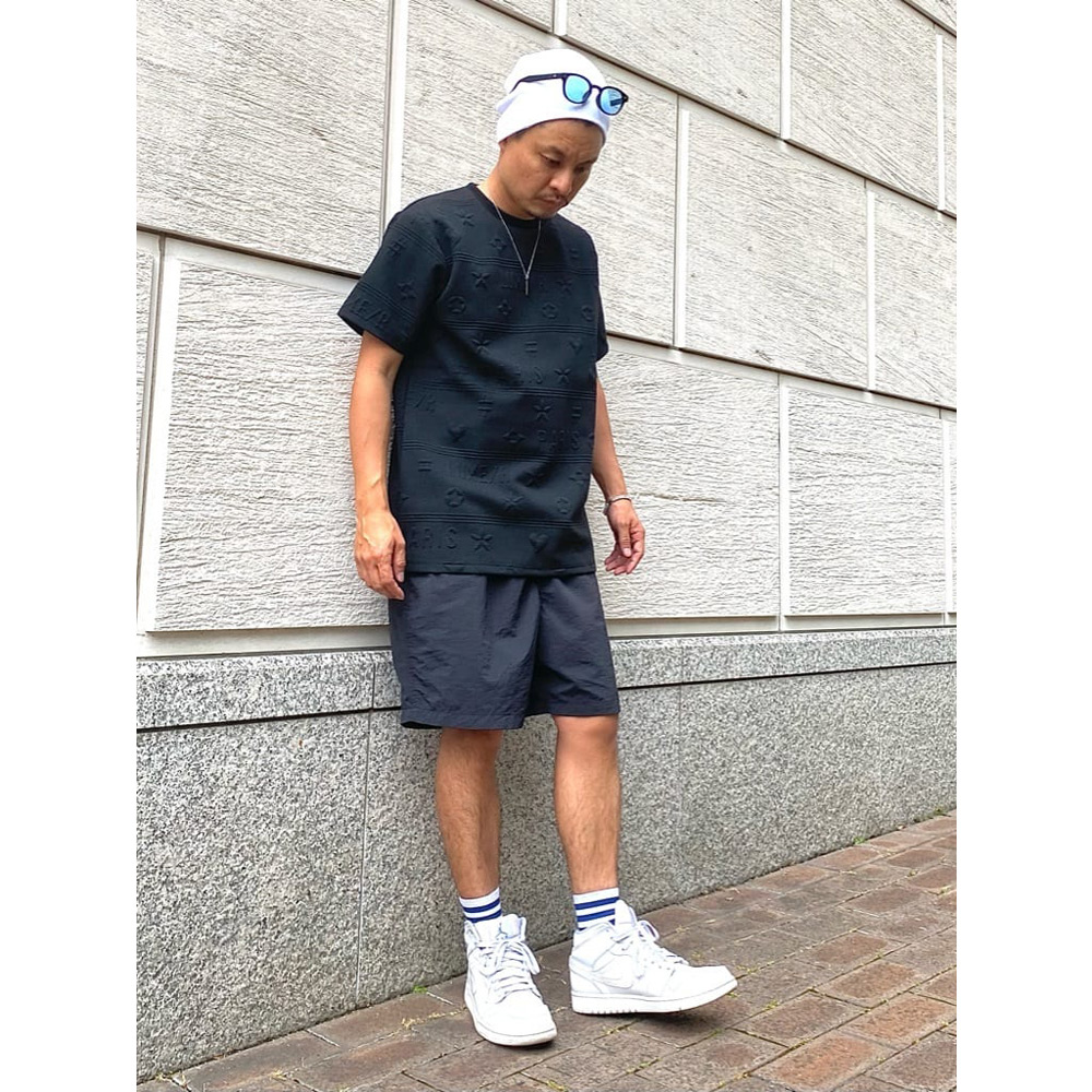 サングラスとニット帽を合わせたコーデ