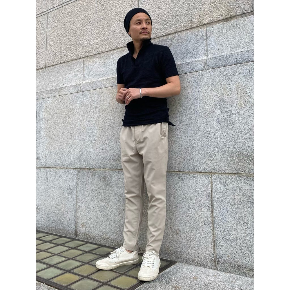 黒ニット帽×ブラックトップスのコーデ