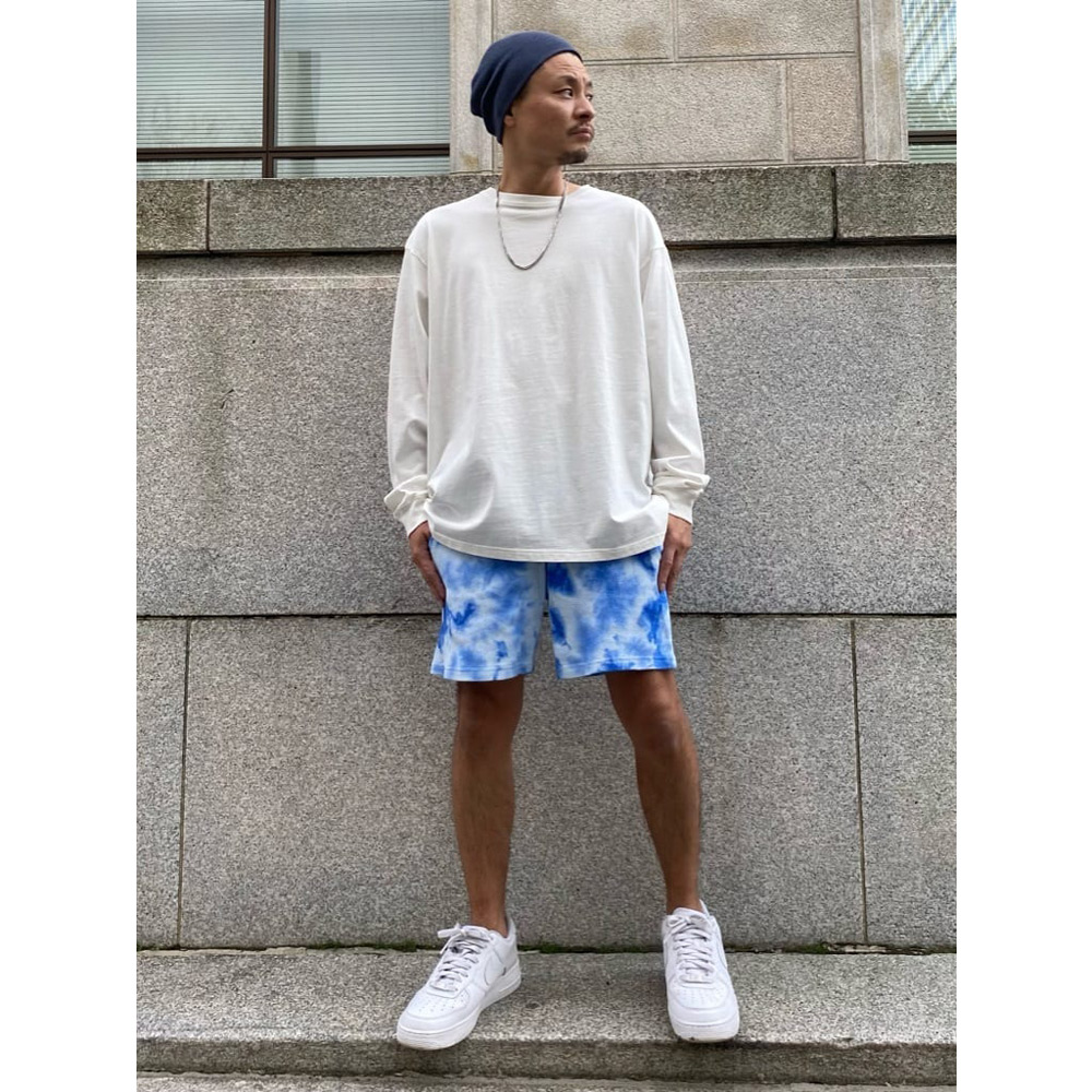 ブルーニット帽×ブルー系パンツのコーデ