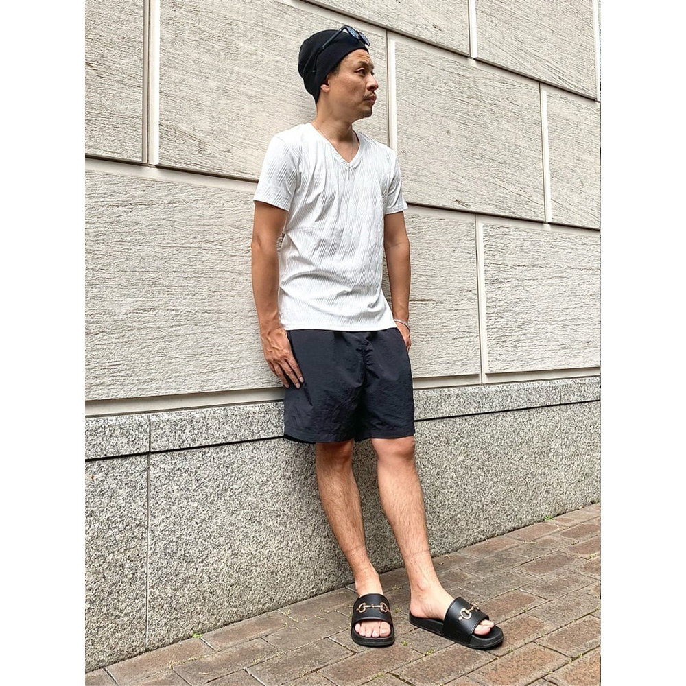 黒ニット帽×ブラックパンツのコーデ