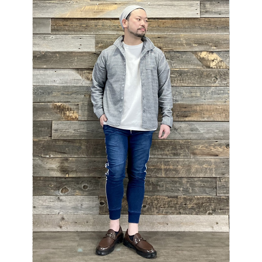 グレーニット帽×グレーパンツのコーデ