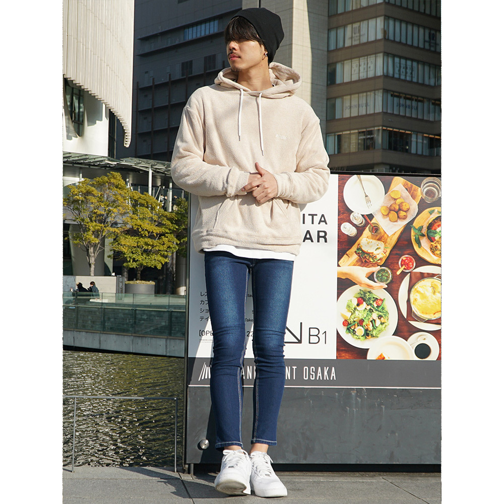 ブラックニット帽×デニムパンツのコーデ