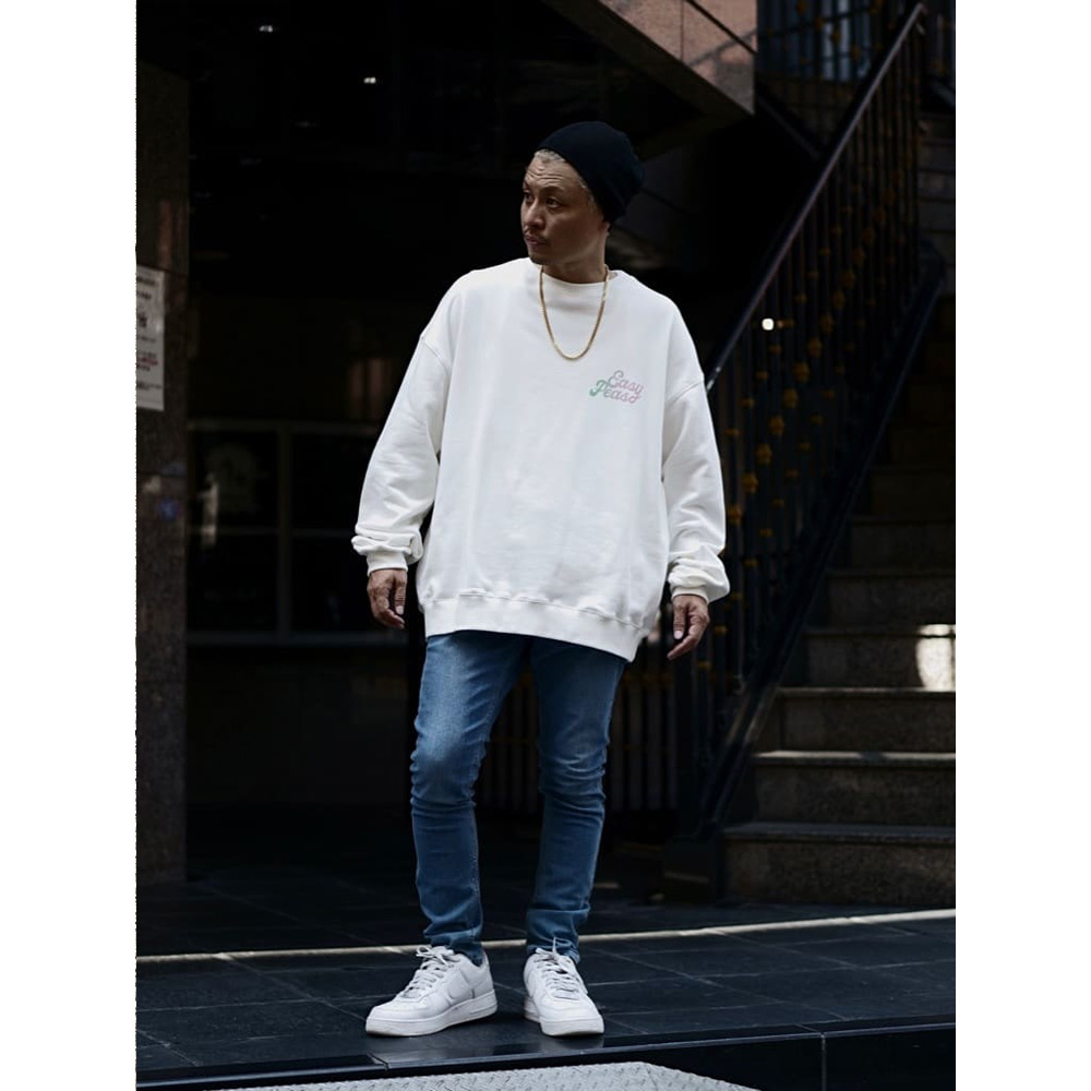 ブラックニット帽×デニムパンツのコーデ