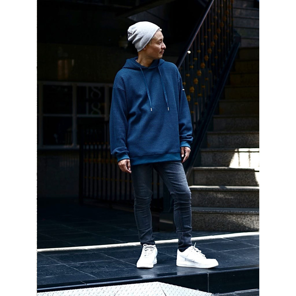 グレーニット帽×デニムパンツのコーデ