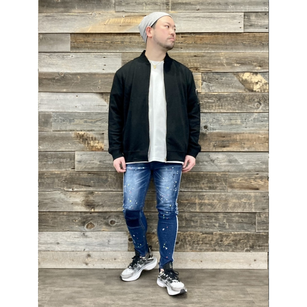 グレーニット帽×デニムパンツのコーデ