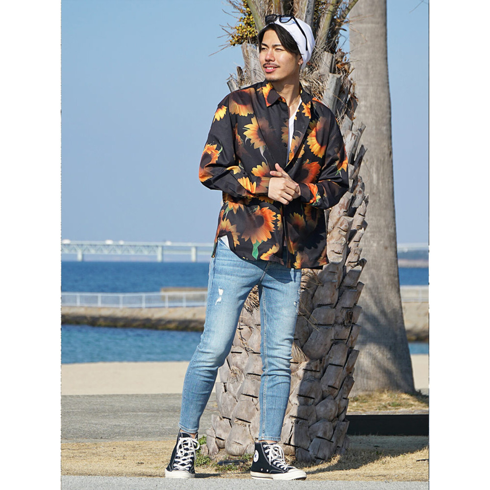 ホワイトニット帽×柄シャツのコーデ