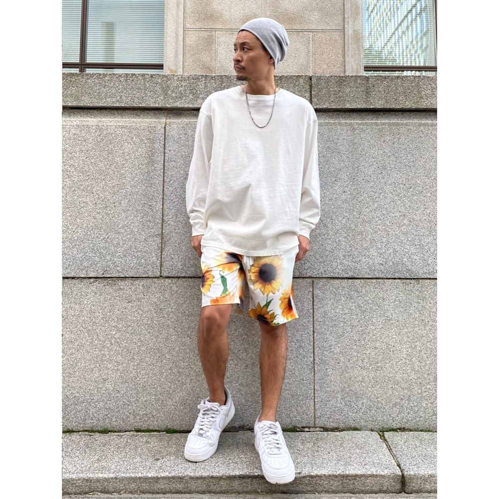 ホワイトニット帽×柄パンツのコーデ