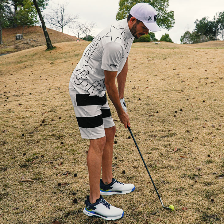 モノトーン調で柄魅せコーデ
