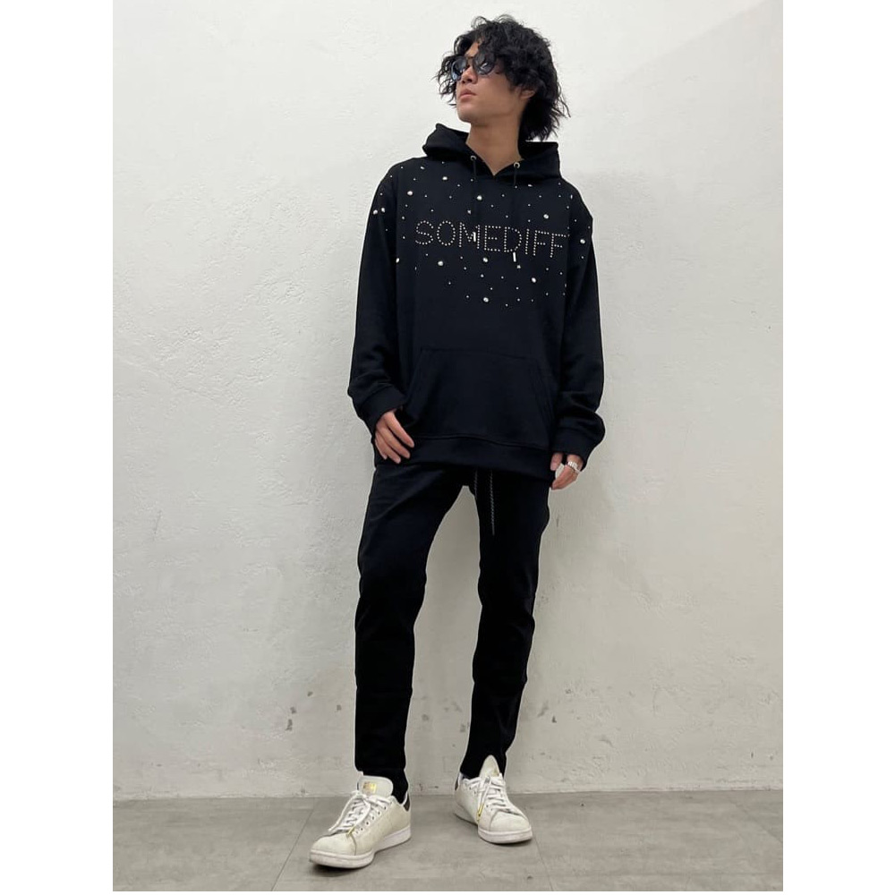 黒色パーカーを使ったコーデ1