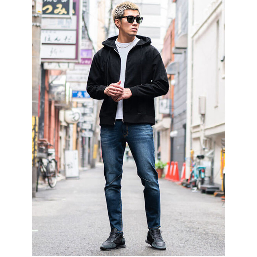 黒色パーカーを使ったコーデ2