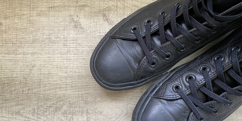 黒いスニーカー
