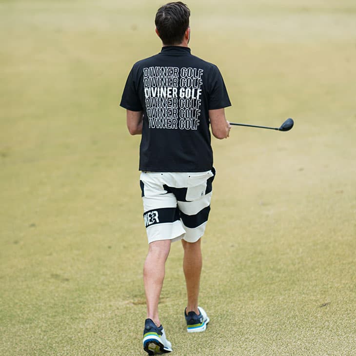 背中で遊び心を表現する夏のメンズゴルフコーデ