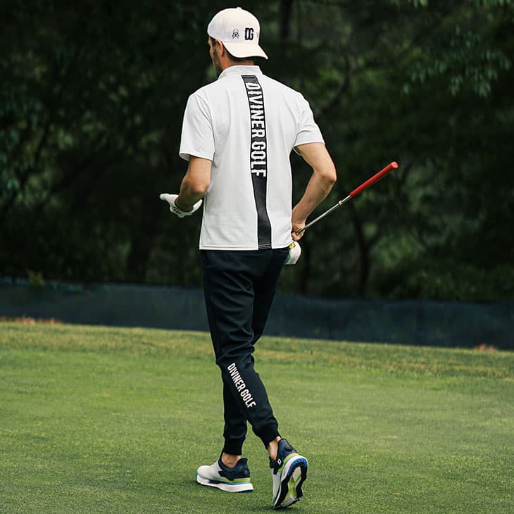 背中で語る夏のメンズゴルフコーデ