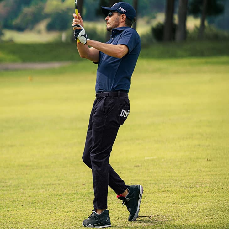 背中で語る夏のメンズゴルフコーデ