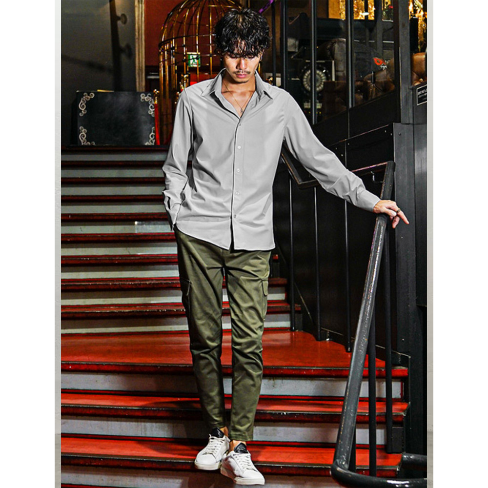 カーキ×グレーのコーディネート