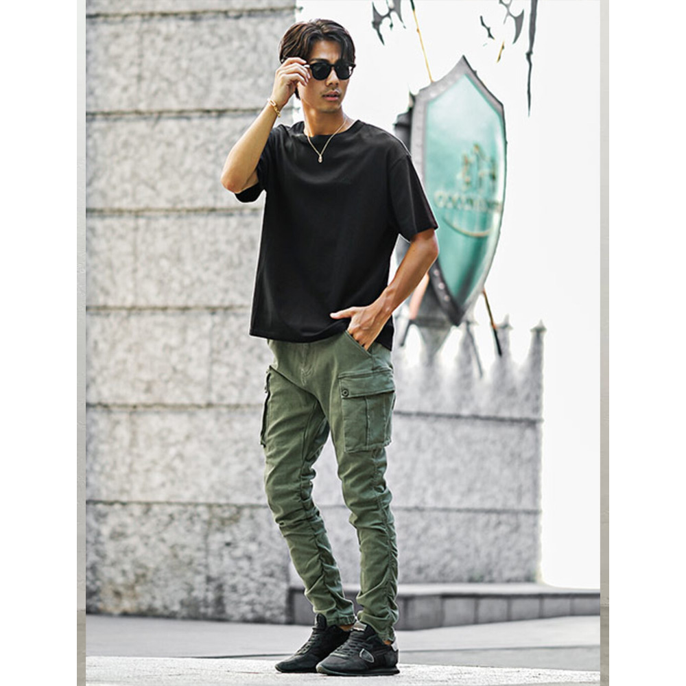 カーキ×ブラックのコーディネート