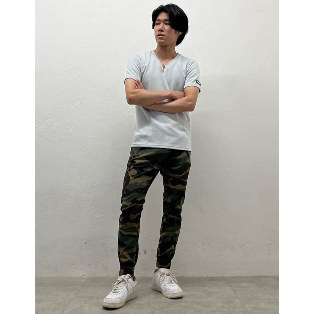 VネックTシャツ×カモ柄カーキパンツコーデ