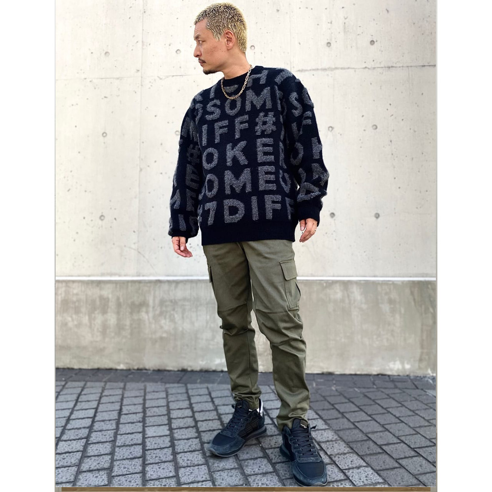 ド派手総柄ニット×カーキパンツコーデ